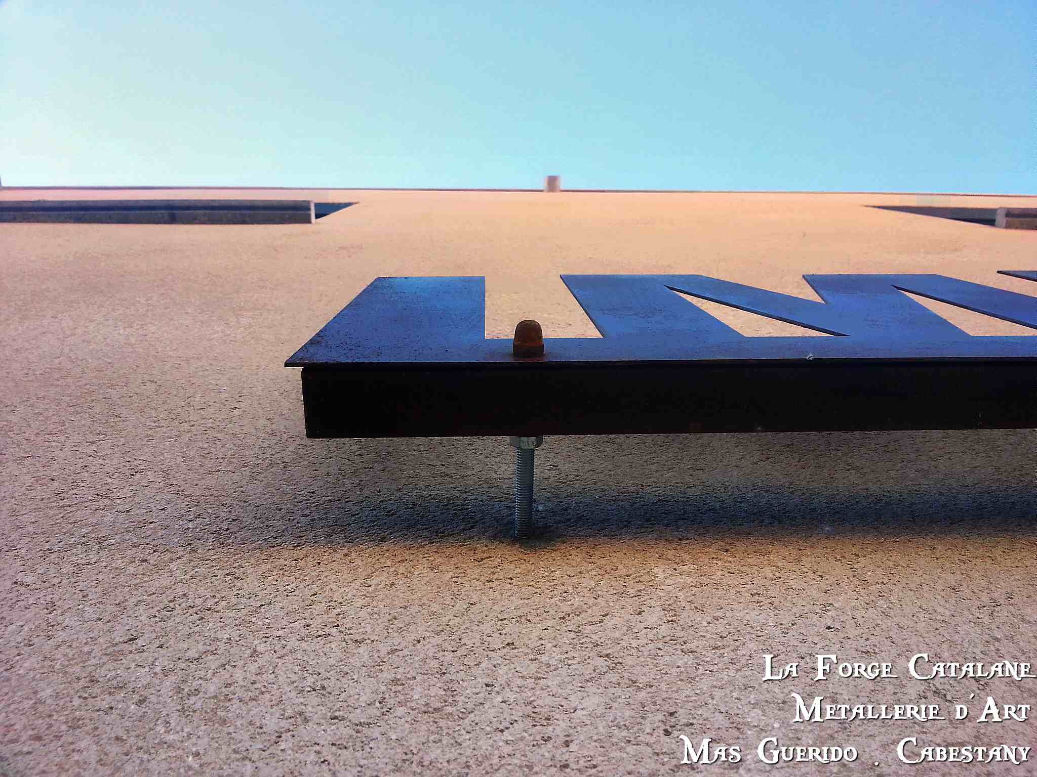 detail fixation enseigne agence immobiliere villeneuve raho forge catalane.jpg